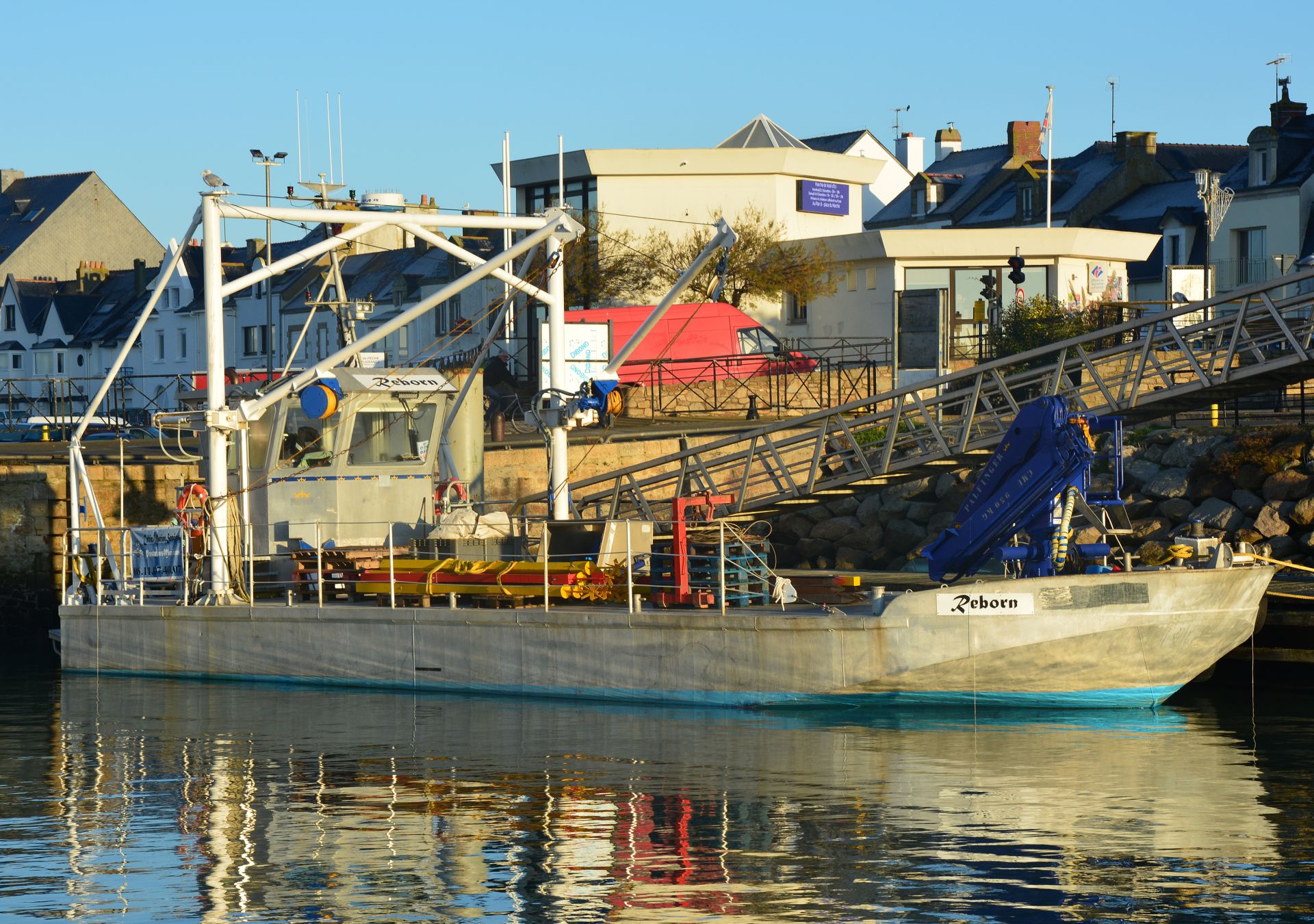 Le <span class="font-Matura" style="letter-spacing: 2px; font-weight: 400;">Reborn</span>, navire de charge de 18 m, équipé d’une grue de 930 kg à 10,6 m